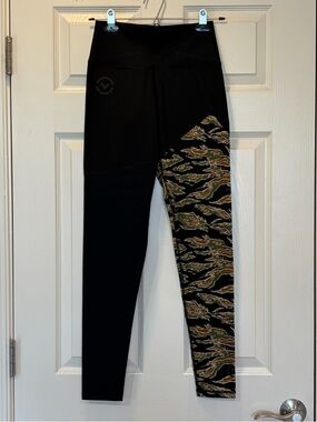 Virus Women’s Black & Camo Performance Leggings Size Medium NEW!